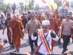 Biksu Thudong Sampai di Perbatasan Tegal-Pemalang, Akan Beristirahat di Klenteng Ulujami