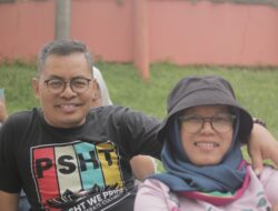 Haji Tyo dan Istri: Duo Harmonis dari Pulosari, Bukan Sekadar Pasangan – Tapi Tim Solid!