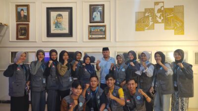 Walis Erlangga Firera bersama peserta KKN UIN Saizu