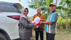 Lulit Agusti Kurnia Anggota DPRD Pemalang F- Gerindra Bagikan Ribuan Bendera Jelang HUT RI