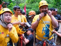Bupati Anom Taklukkan Tebing Bukit Mendelem, Wisata Ekstrem Pemalang Resmi Diaktifkan Kembali