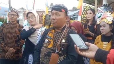 Warga Desa Kalisaleh saat karnaval HUT RI ke-80.