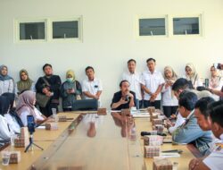 Kundhi Temui Ratusan Honorer Gagal CPNS di DPRD, Sendirian.