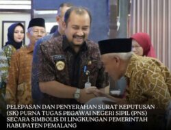 Bupati Pemalang Serahkan SK Purna Tugas PNS, Apresiasi Pengabdian dan Dedikasi