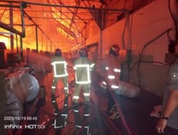 Kebakaran Hebat Landa Pabrik Tekstil  Di Tegal, Damkar Pemalang Turun Tangan Bantu Pemadaman