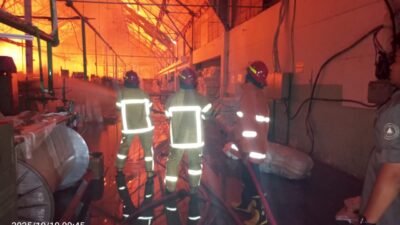 Kebakaran Hebat Landa Pabrik Tekstil  Di Tegal, Damkar Pemalang Turun Tangan Bantu Pemadaman