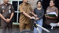 Bupati Anom Serahkan Bantuan Sosial Puluhan Juta untuk Korban Kekerasan di Cibelok
