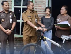 Bupati Anom Serahkan Bantuan Sosial Puluhan Juta untuk Korban Kekerasan di Cibelok