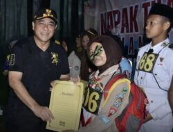 Wabup Pemalang Serahkan Hadiah kepada Peserta Napak Tilas Kejuangan di Bukit Gambangan