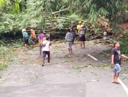 Tebing Longsor di Dusun Bengkeng Sebabkan Kemacetan Panjang, Warga Sigap Lakukan Pembersihan