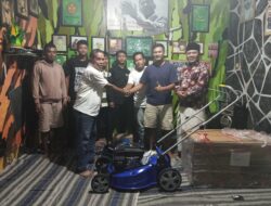 Sinergi Pemuda dan Perantau, Mejagong FC Terima Bantuan Alat Perawatan Lapangan