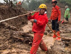 Ketua DPD Golkar Pemalang Turut Terlibat Pencarian Korban Longsor di Watukumpul