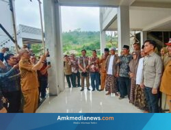 Gubernur Ahmad Luthfi Jadi “Juru Foto” Dadakan, Cairkan Suasana Pengungsian Tegal