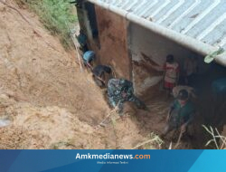 Aksi Sigap Babinsa Watukumpul, Evakuasi Material Longsor yang Hantam Rumah Warga