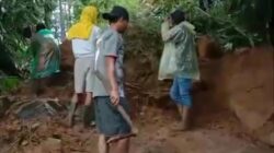 Jalan Penghubung Dukuh Kali Urang Tertutup Longsor Akibat Hujan Deras.