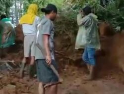 Jalan Penghubung Dukuh Kali Urang Tertutup Longsor Akibat Hujan Deras.