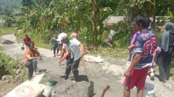 Jalan Rusak Parah, Warga Desa Simpur Bergerak Swadaya Lakukan Perbaikan