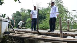 Pastikan Mobilitas Warga, Bupati Pemalang Terjum ke Lokasi Jembatan Putus di Desa Payung