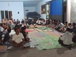 Ratusan Warga Datangi Rumah Kades Cibuyur, Dorong Yoyok Kusnondo Maju Kembali