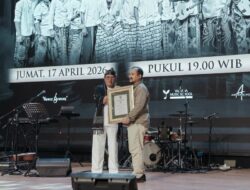 Pendorong Budaya, Bupati Anom Terima Penghargaan Keroncong Nasional